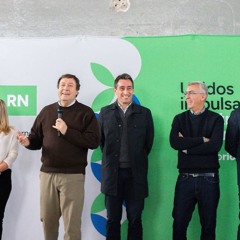 Alberto Weretilneck-Weretilneck entregó tarjetas de RN Presente Salud y becas a deportistas