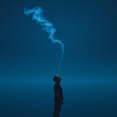 Jeg går alene gennem natten