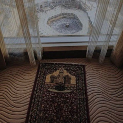 قَالَ لَا تَخَافَا إِنَّنِي مَعَكُمَا أَسْمَعُ وَأَرَى
