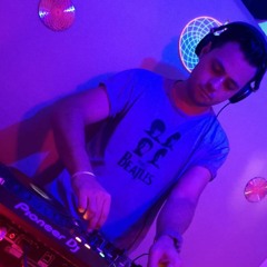 Mikë Mora - Essential