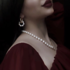 هيَّ خَمرُ.. لَيتَنيّ أَرشفُ كأسي مِن لَمَاهَا.
