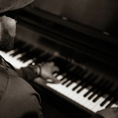 Virtual Pianist VOGUE - Grandezza By Lars Soederberg