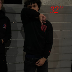 32°