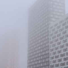 нотки тумана, находясь среди города.