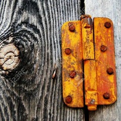 door hinge what?? (audio combat S02E07 entry)