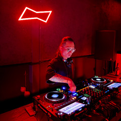 Guest Mix & Tracks Featured