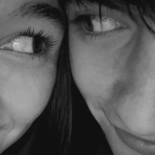 اللي يحبك يبقى يمك