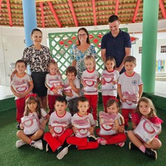 Alunos de Treviso recebem uniformes escolares