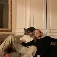 كفايه تكون هنا جنبي