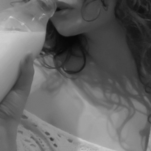 قلبي بيدينه وخايف إنه يكسره مابخسره.!