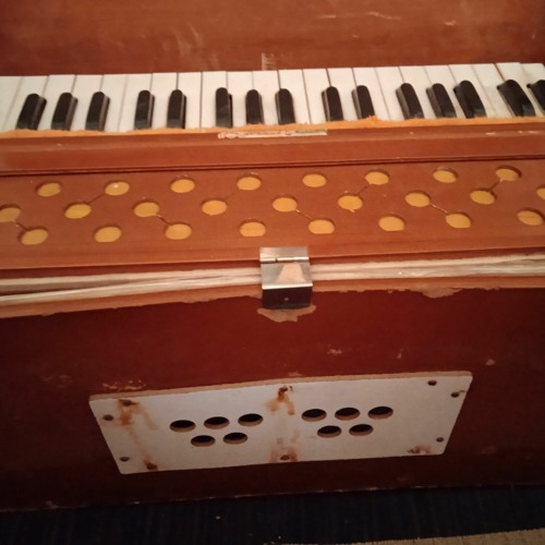 Harmony in broken harmoniam