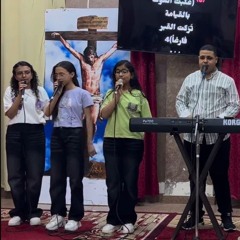 وقت عبادة و تسبيح فريق الفتيان