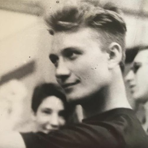 Olesya Sergeevaning birinchi porno video suratga olishi Mushuk siyayotgani video