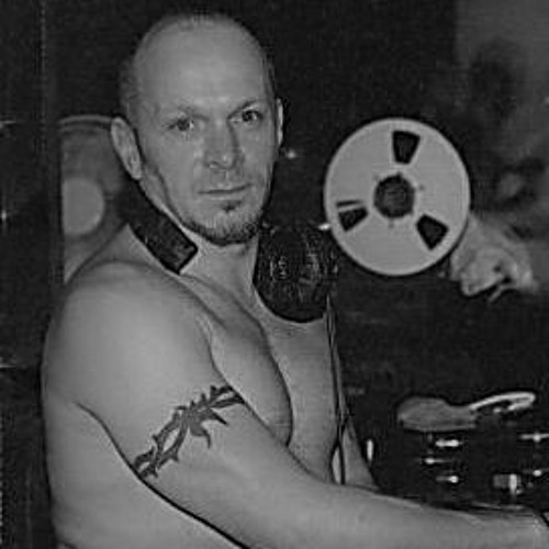 Stream Junior Vasquez 'live' at the M.O.S. Essential Mix 5-5-1997