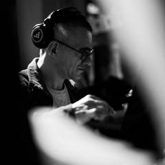 maNy hours in my electro chill playlist hEad