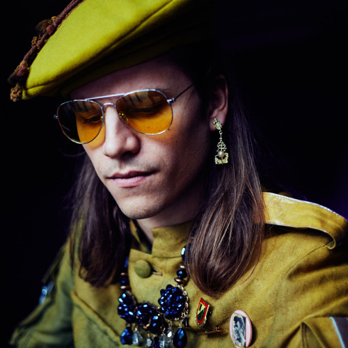 Stream O Tannenbaum (feat. Mirac) by Der Traurige Gärtner Listen