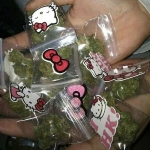 i luv drugs 🖤💊 mix - me(@thxvmp)