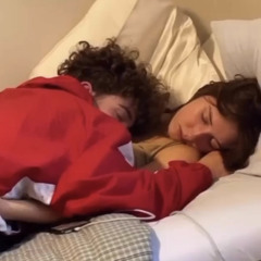 ‎⁨انا حُضنك انا حنانك