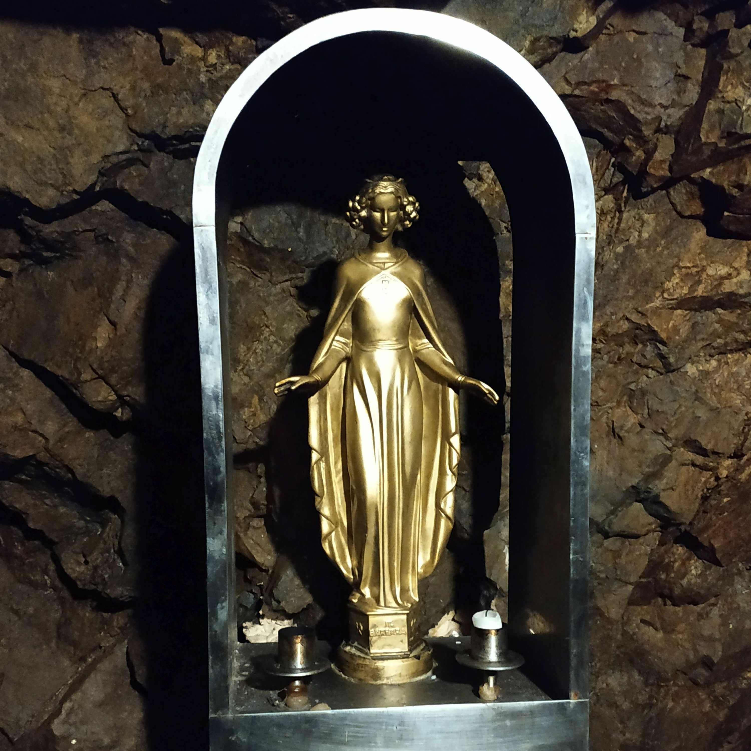 Kirschzweige und eine Kirche des Monats. Morgen ist Barbaratag