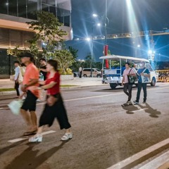 Vietnam outdoor_Công viên bờ sông Sài gòn, khu vực lối ra vào, buổi tối-không khí vui vẻ