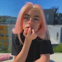 I fucking hate this bitch i want her in a ditch