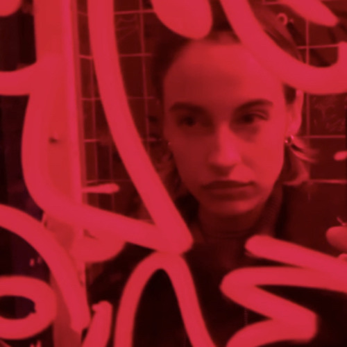 ona pořád valí techno