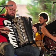 Alex Basasa: el acordeonista que hace música de un país inventado