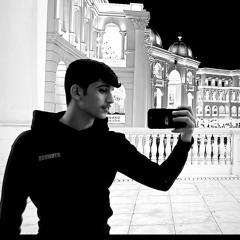 تدري من تقعد قبالي ؟