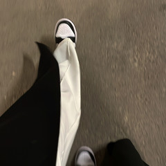 هنآ بين الضلوع أسمك