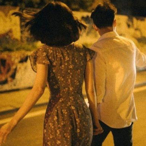 هذه فاتنتي تلبس فستانٍ من الورد ربيعياً ..