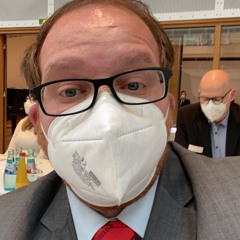 Rede gegen Nazis und Querdenkern, die gegen 2G Veranstaltungen sind.