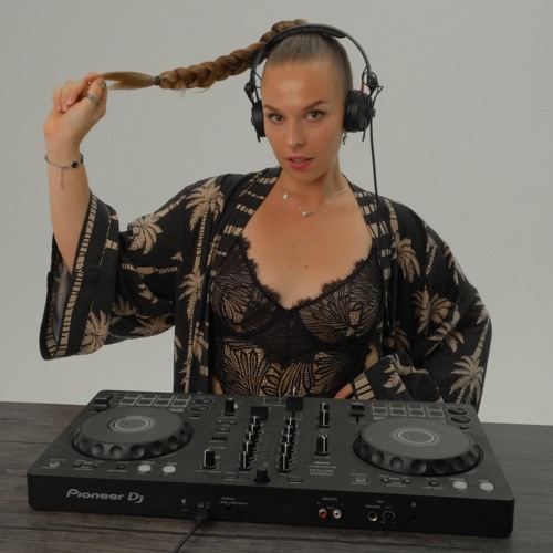 'Never give up' / Special session for GlamBot, Dubai / Melodic Techno & Indie Dance mix