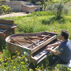 PIANIST: Des De Les Ruines: prepared piano, trumpet, saxo, dung chen, objets, electronic music