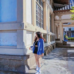 Nhìn những thứ đáng lẽ là của riêng em....
