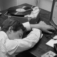 عيوني المعذبه بيديك صارت هسه عزيز عليك