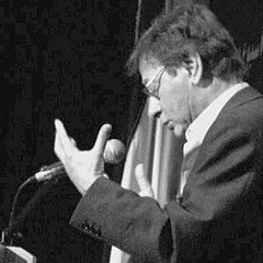 يا أيها البطل الذي فينا تمهّل! محمود درويش