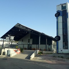 Sur l'esplanade à Côté Du Bus À L'envers
