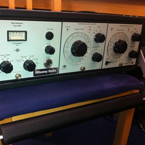 Brüel & Kjaer: Twin 1621 Winds... (SFX With Lab Gear)