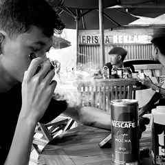DIA LAGI PENYANYi NYA?