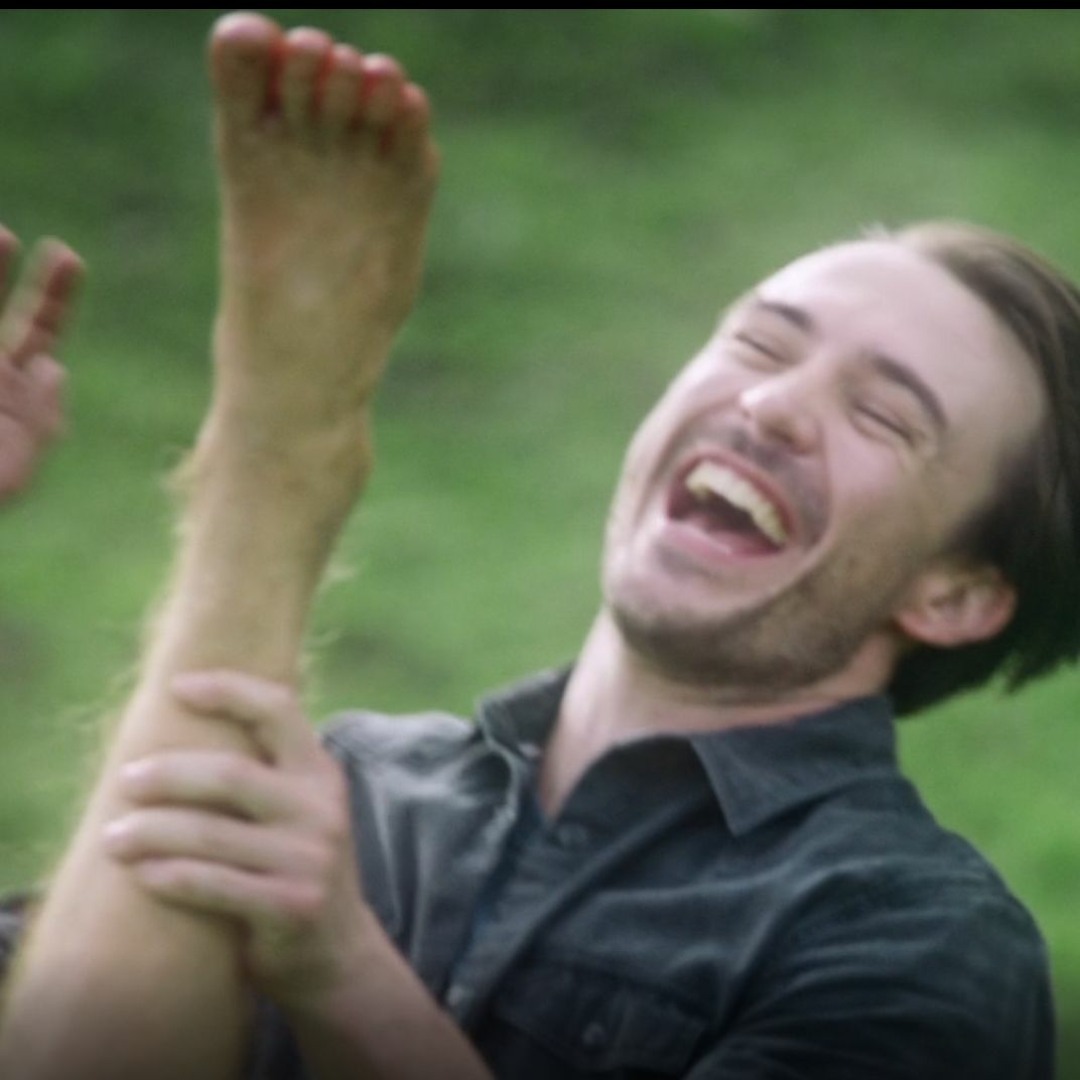 Звук моей ноги. Женские ножки в тапочках. Нога мультяшный. Мультяшные ноги. Ты нажал мою ногу картинка.