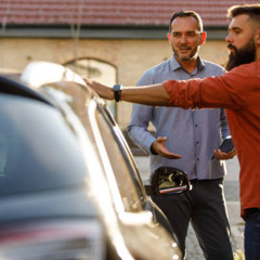 Voiture d'occasion : mieux vaut lever le capot avant de sortir le chéquier !