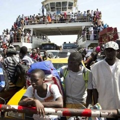Arrêt momentané du ferry reliant Banjul et Barra: les pirogues, la seule alternative