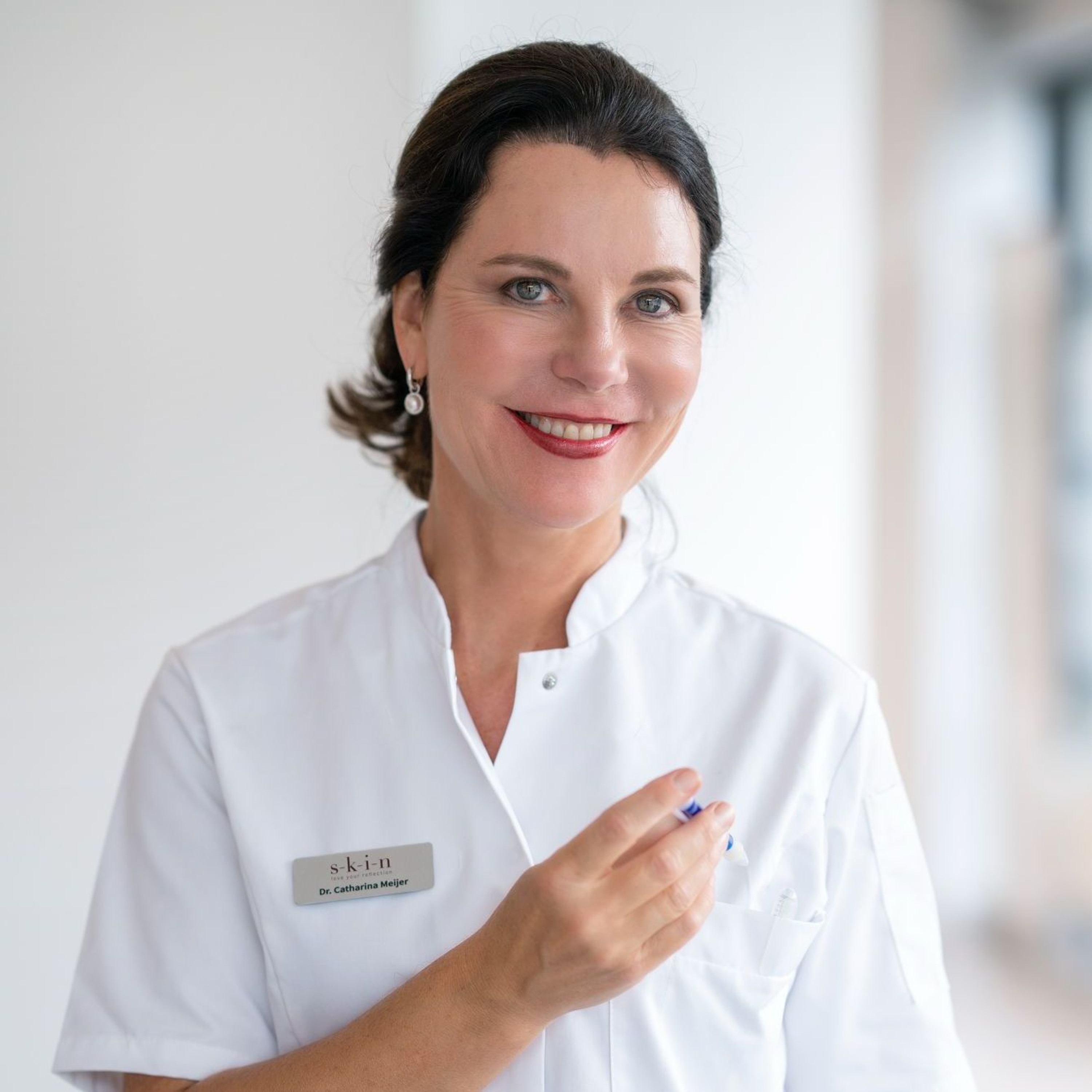 Catharina Meijer, voorzitter Nederlands Vereniging Cosmetische Geneeskunde over ingrijpen inspectie bij kliniek Bloemendaal episode artwork