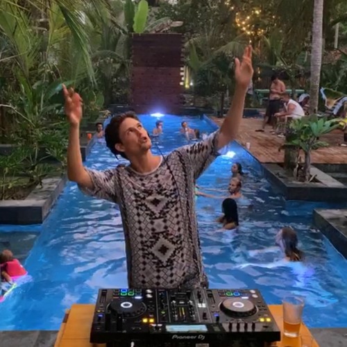 Stuck in Paradise S01E01 (Live From Colombia)