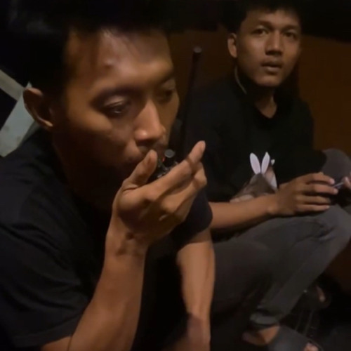 DIA LAGI PENYANYI NYA ???