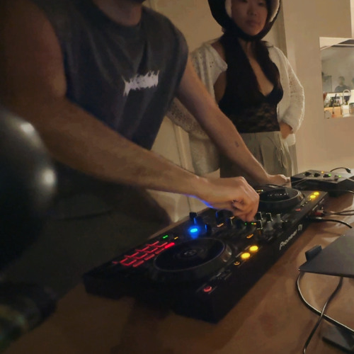 40 mins of groovy techno (without the smoke machine) // 001