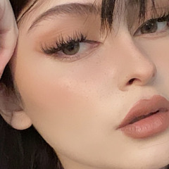 عايش بالوهم