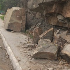 Vereador solicita a remoção de rocha caída em calçada na SC-390
