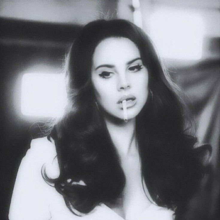 Meet me in the pale moonlight – Lana del Rey