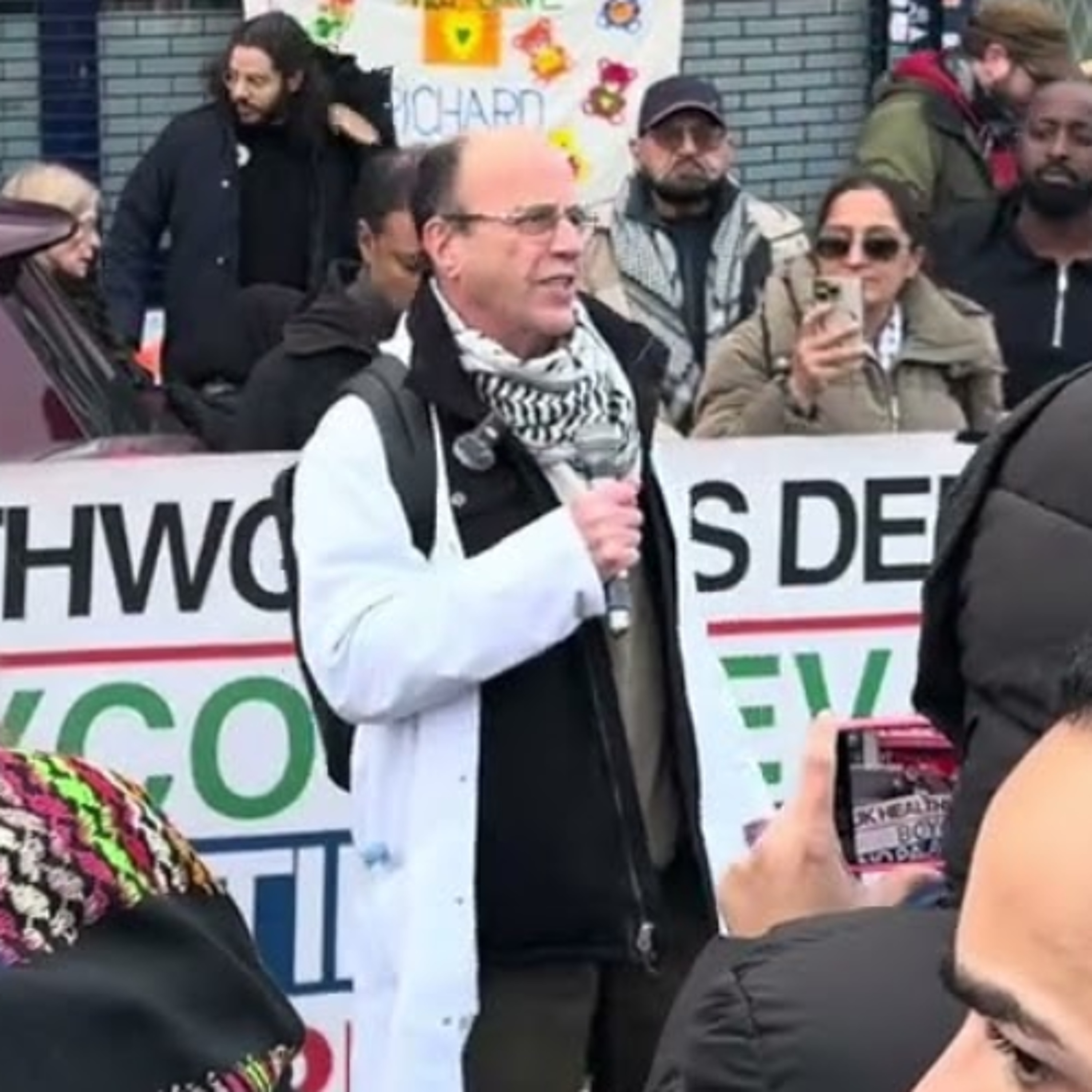 GB Sign in Dr Jon Fluxman - IJAN: Hands off our doctors!